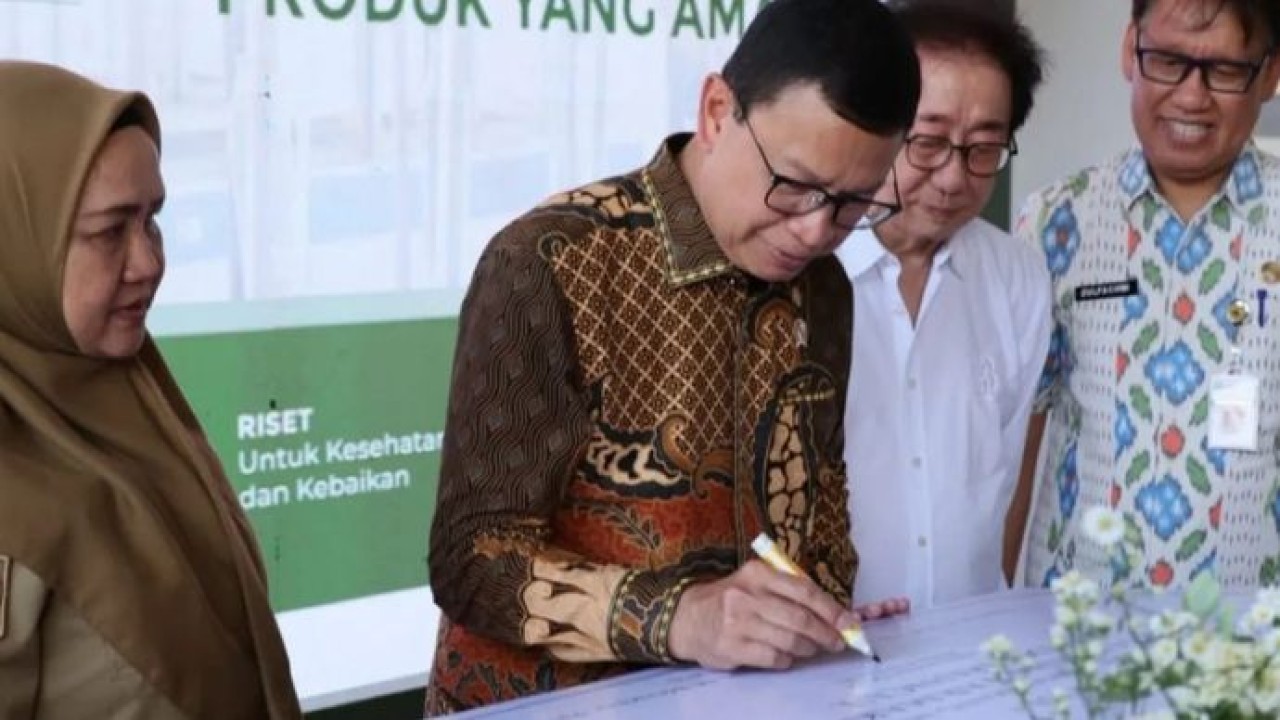 Kepala Badan Pengawas Obat dan Makanan (BPOM) Taruna Ikrar meresmikan sekaligus meninjau fasilitas Laboratorium Farmakologi terbaru milik PT Sido Muncul di Semarang, Selasa, 9 Juni 2026. (Antara)