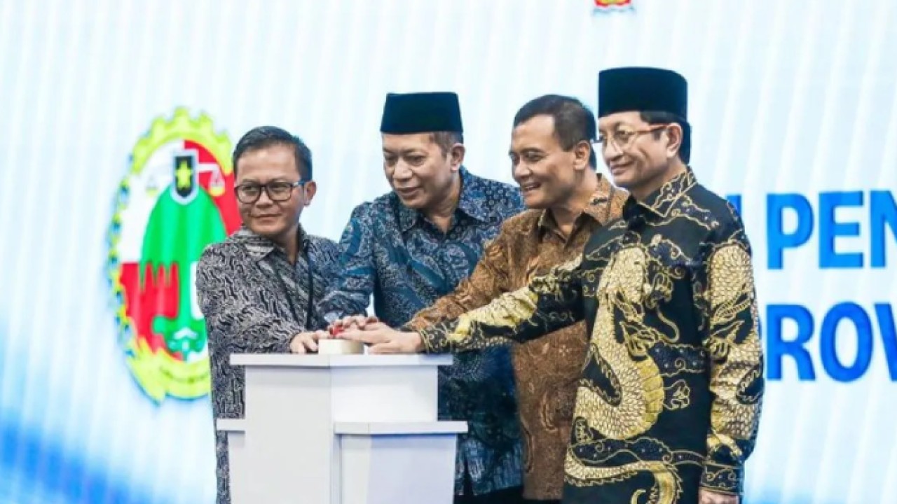 Menteri Koperasi Ferry Juliantoro, didampingii Gubernur Jateng Ahmad Luthfi, Menteri Agama Nasaruddin Umar, saat peluncuran insersi kurikulum perkoperasian, di Semarang, Jumat (5/6/2026 (ANTARA/HO-Pemprov Jateng) (Antara)