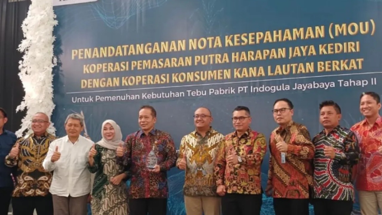 Menteri Koperasi Ferry Juliantono dalam kegiatan penandatanganan nota kesepahaman (MoU) Koperasi Pemasaran Putra Harapan Jaya Kediri dan Koperasi Konsumen Kana Lautan Berkat di Desa/kecamatan Kras, Kabupaten Kediri, Jawa Timur. MoU itu untuk pemenuhan kebutuhan tebu pabrik PT Indogula Jayabaya tahap II. Pemerintah sangat mendukung kegiatan di sektor produksi dengan memberikan pinjaman bunga lunak. ANTARA/ Asmau.l (Antar)