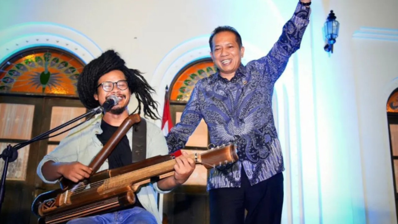 Menteri Koperasi (Menkop) Ferry Juliantono saat mengikuti acara Peluncuran Koperasi Nasional Laskar Juang Indonesia dan Malam Budaya memperingati Hari Lahir Bung Karno di Pitaloka Sanur, Bali, Jumat (5/6/2026) malam. ANTARA/HO-Humas Kemenkop RI (Antara)