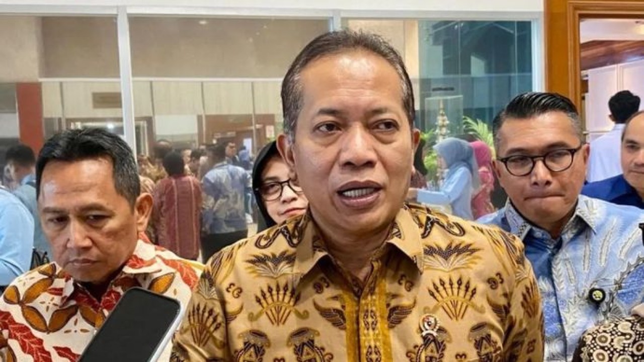 Menteri Koperasi (Menkop) Ferry Juliantono usai Rapat Kerja bersama Komisi VI DPR RI di Jakarta, Rabu, 17 Juni 2026. (Antara)