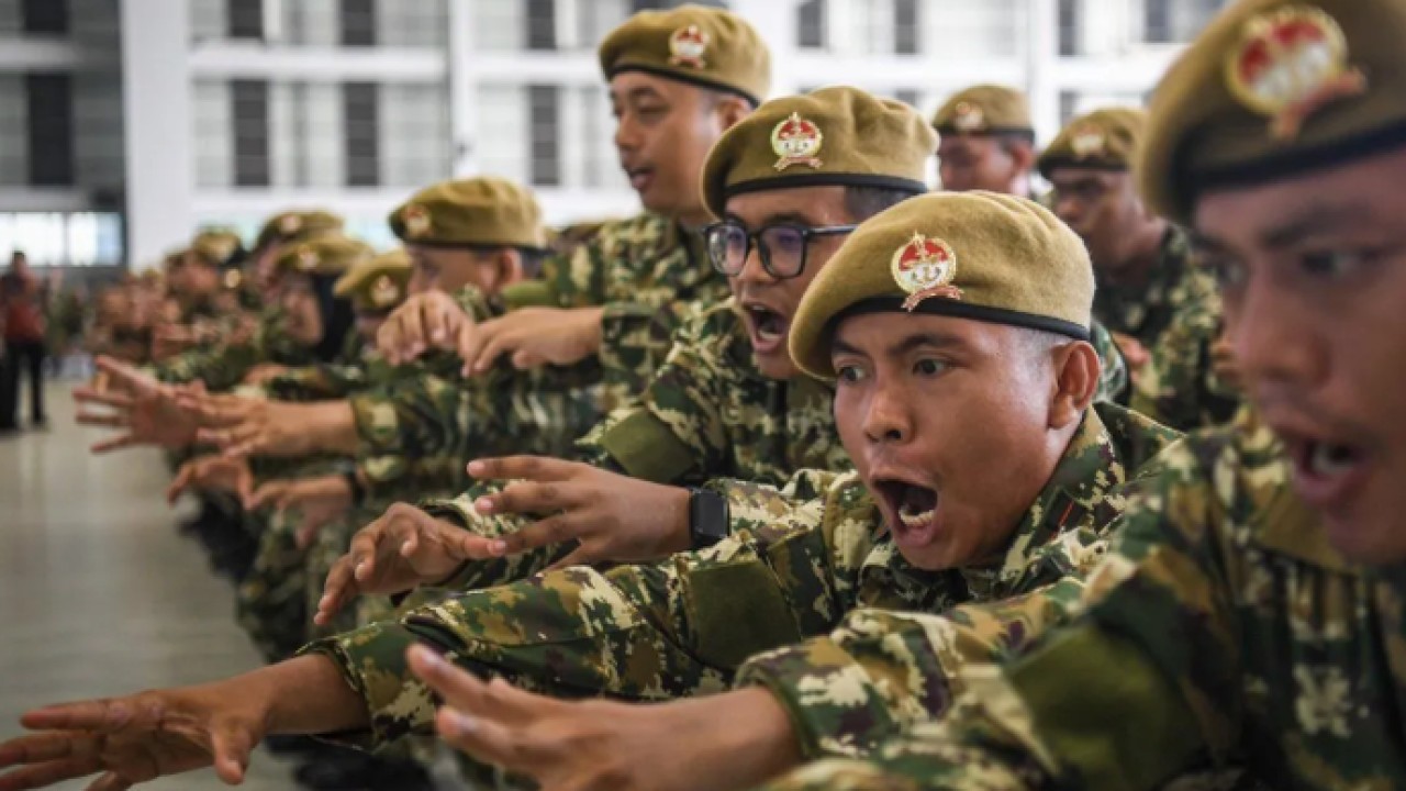 Anggota Komponen Cadangan (Komcad) Gelombang I ASN melakukan yel-yel pada pengambilan sumpah serta penetapan Latsarmil Komponen Cadangan Gelombang I ASN di Arta Hanggar Indonesia Wing Udara 1 Lanud Halim Perdana Kusuma, Jakarta, Rabu (3/6/2026). Seba (Antara)