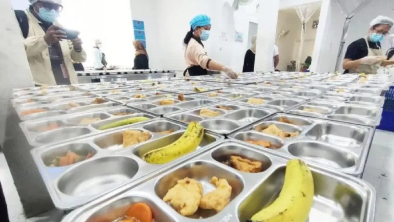 Arsip - Ilustrasi - Petugas tengah memorsi menu Makan Bergizi Gratis (MBG) di dapur Satuan Pelayanan Pemenuhan Gizi (SPPG) di Jakarta. (ANTARA/Risky Syukur.) (Antara)