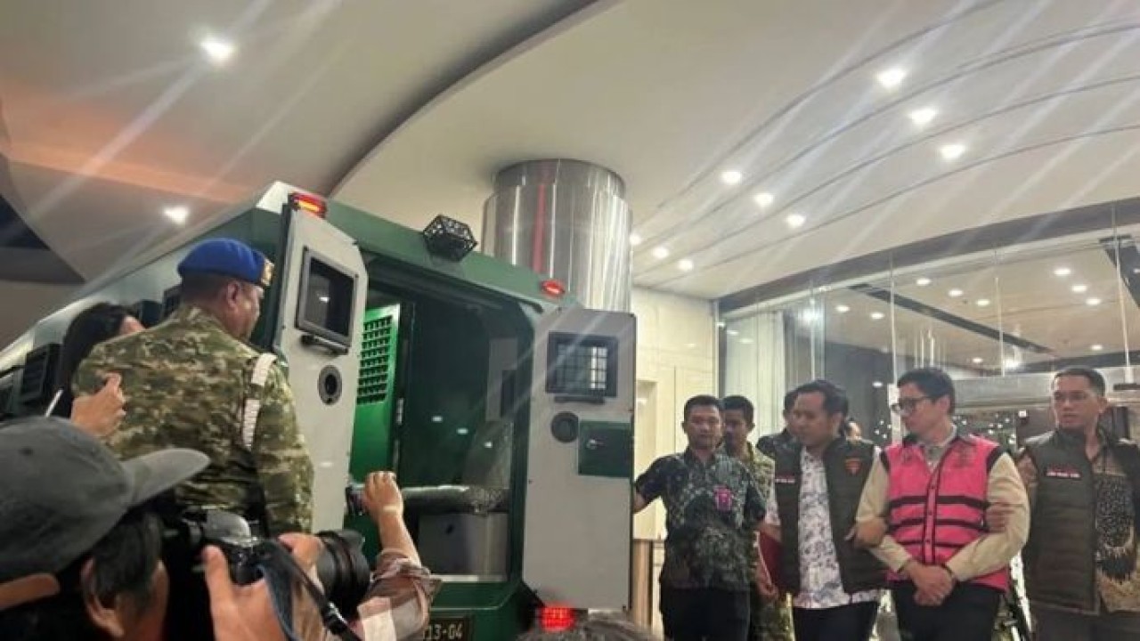 Komisaris PT YAT Andrew Mulyono (AM) digiring tim Jampidsus ke mobil tahanan usai ditetapkan sebagai tersangka kelima kasus dugaan korupsi program Makan Bergizi Gratis (MBG) pada Badan Gizi Nasional (BGN) tahun 2025–2026, Jumat, 12 Juni 2026.