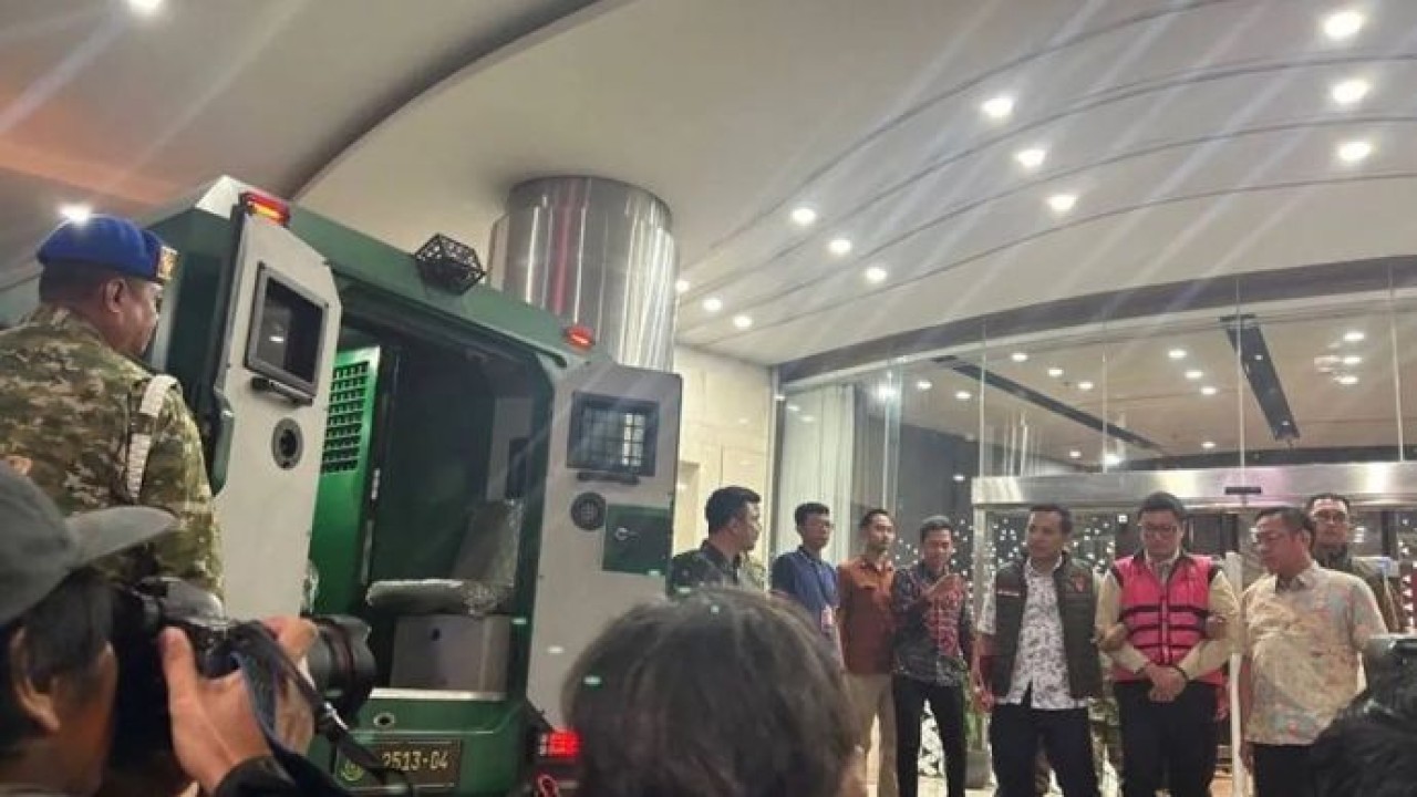 Andri Mulyono, Komisaris PT Yasa Artha Trimanunggal (YAT) digiring petugas Jampidsus Kejaksaan Agung masuk dalam mobil tahanan usai ditetapkan sebagai tersangka kasus dugaan tindak pidana korupsi tata kelola program Makan Bergizi Gratis (MBG) pada Ba (Antara)