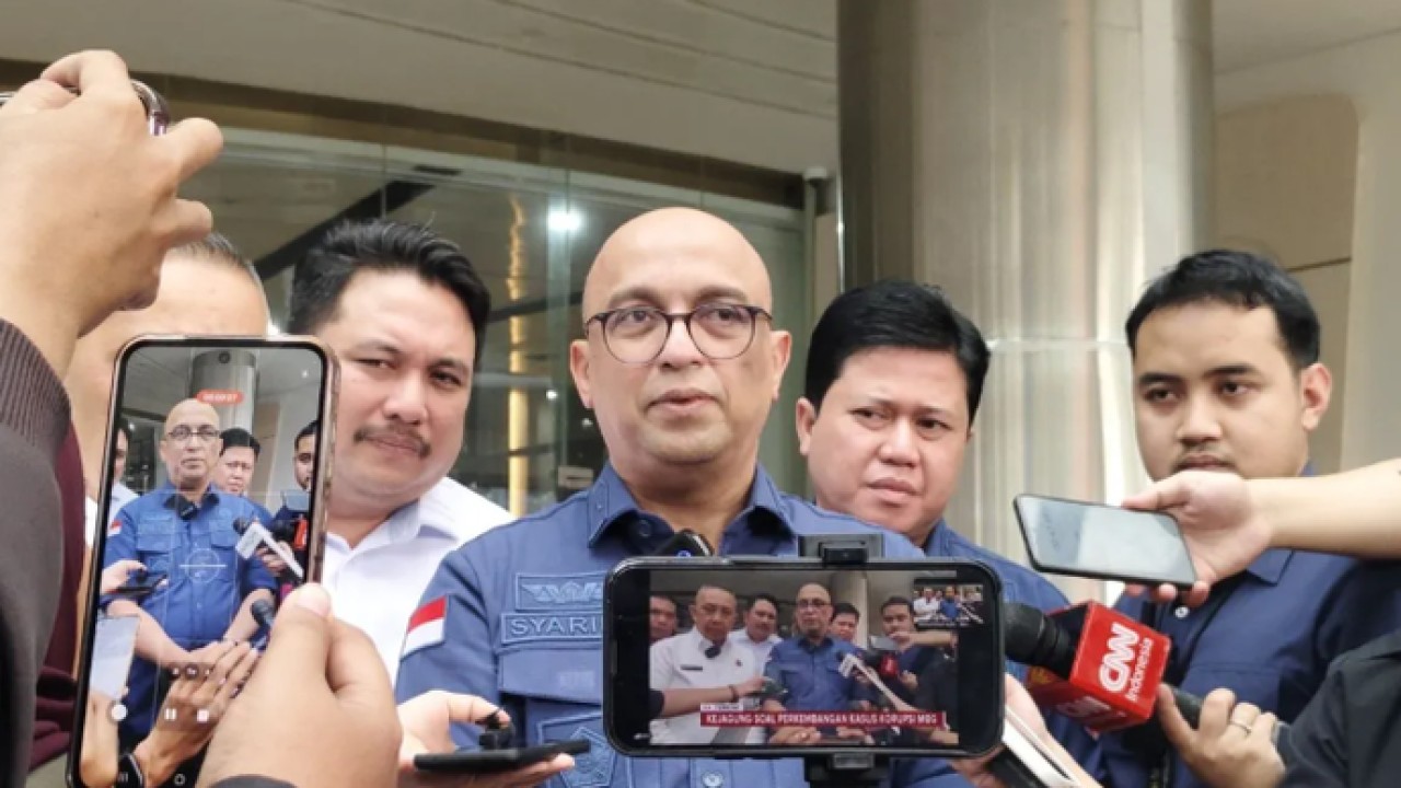 Direktur Penyidikan (Dirdik) Jaksa Agung Muda Bidang Tindak Pidana Khusus (Jampidsus) Kejagung Syarief Sulaeman Nahdi (tengah) memberikan keterangan pers di Gedung Jampidsus Kejagung, Jakarta, Kamis (4/6/2026). ANTARA/Nadia Putri Rahmani (Antara)