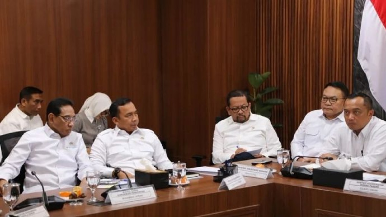 Mendukbangga/Kepala BKKBN Wihaji (dua dari kiri) dalam rapat koordinasi penataan tata kelola Program Makan Bergizi Gratis (MBG). (Antara)
