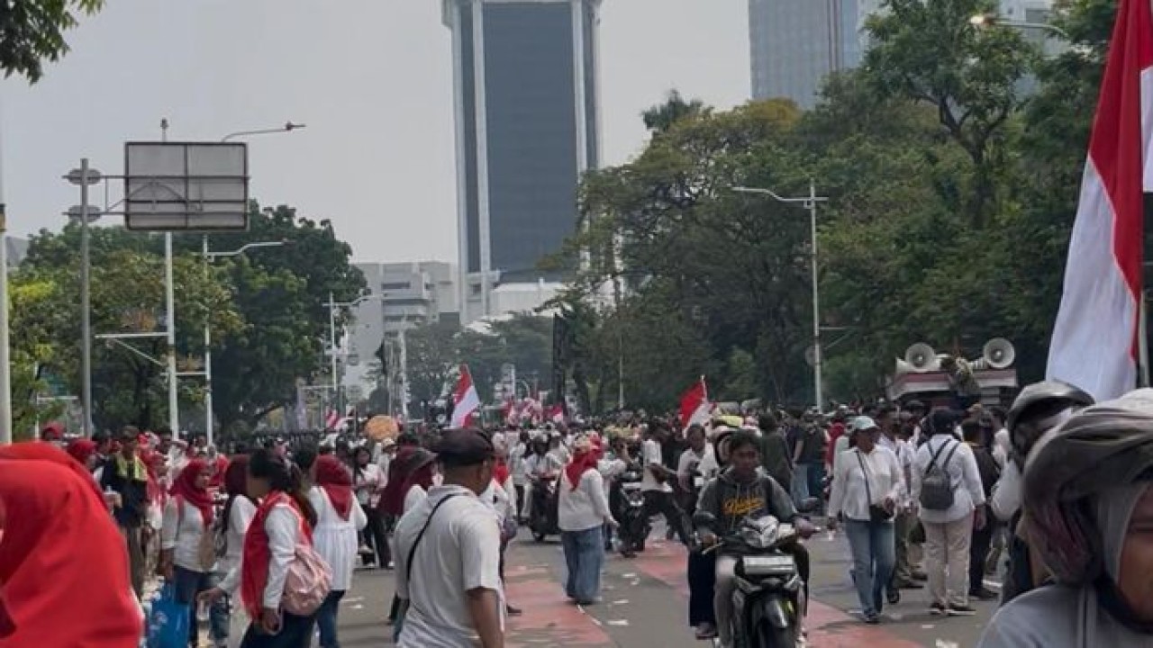 Demo dukung MBG di kawasan Patung Kuda Jakarta Pusat (NTVNews.id/Adiansyah)