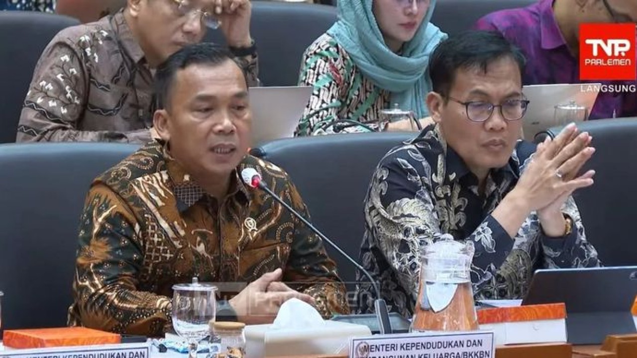Tangkapan layar-Mendukbangga/Kepala BKKBN Wihaji (kiri) dalam Rapat Kerja bersama Komisi IX DPR RI yang dipantau dari Jakarta, Rabu, 24 Juni 2026 (Antara)