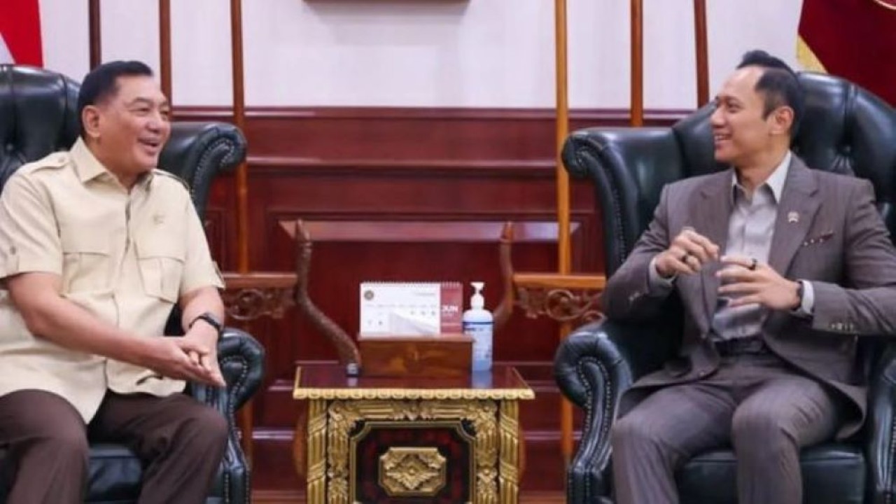 Menteri Pertahanan Sjafrie Sjamsoeddin (kiri) bertemu dengan Menteri Koordinator Bidang Infrastruktur dan Pembangunan Kewilayahan Agus Harimurti Yudhoyono (AHY) (kanan) di kantor Kementerian Pertahanan, Jakarta Pusat, Kamis, 25 Juni 2026. (Antara)