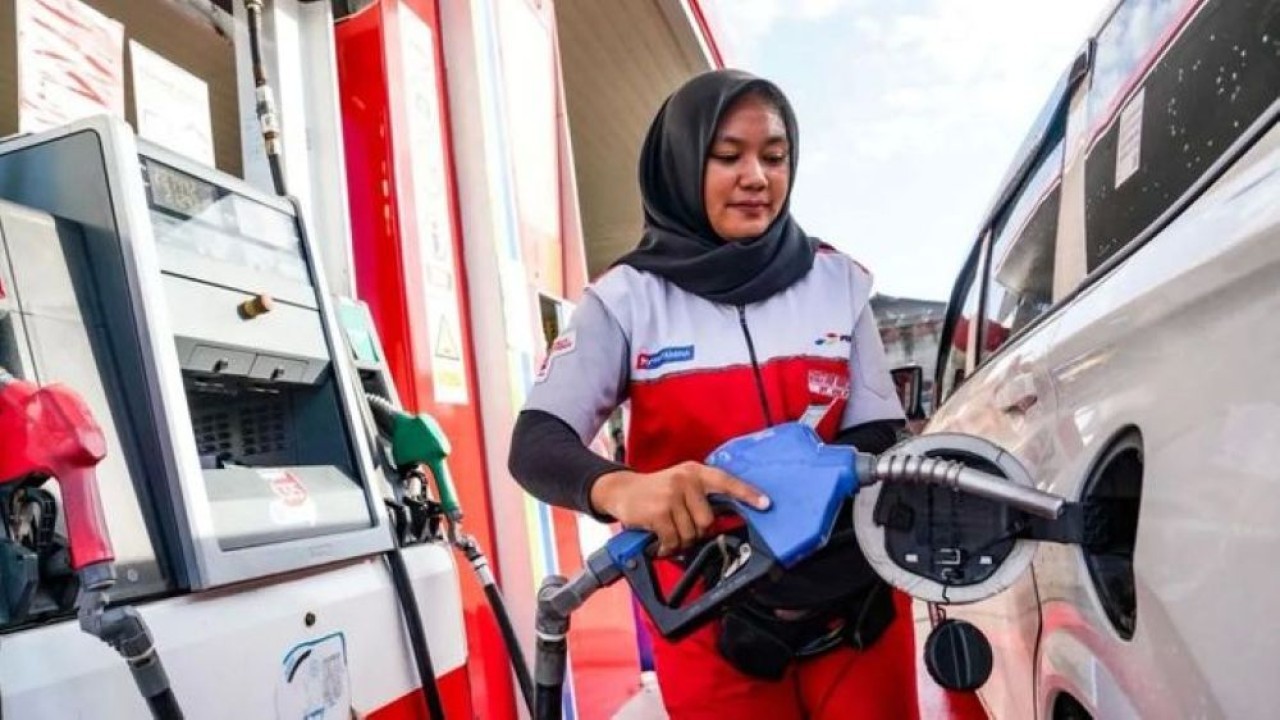 Ilustrasi - Petugas SPBU Pertamina mengisi BBM pelanggan. (Foto: ANTARA/HO-PT Pertamina Patra Niaga)