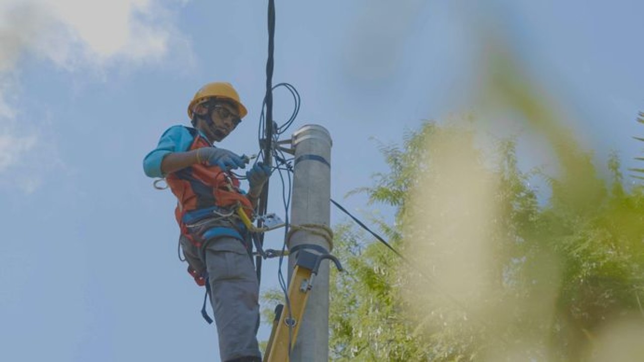 Petugas PLN melakukan penyambungan listrik tegangan rendah agar dapat melistriki rumah rumah masyarakat di Dusun Noemuke. (Istimewa)