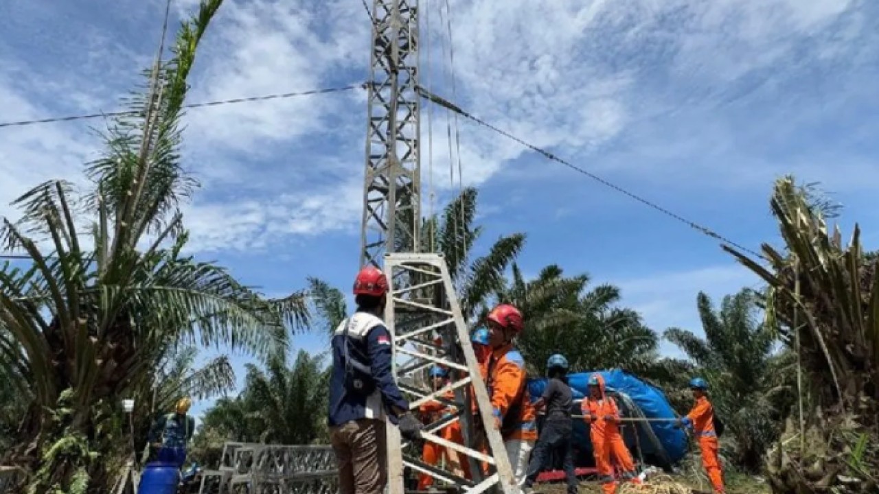 Petugas PLN melakukan pemasangan tower emergency guna mempercepat sistem kelistrikan. ANTARA/HO-PLN UID Sumatera Utara. (Antara)