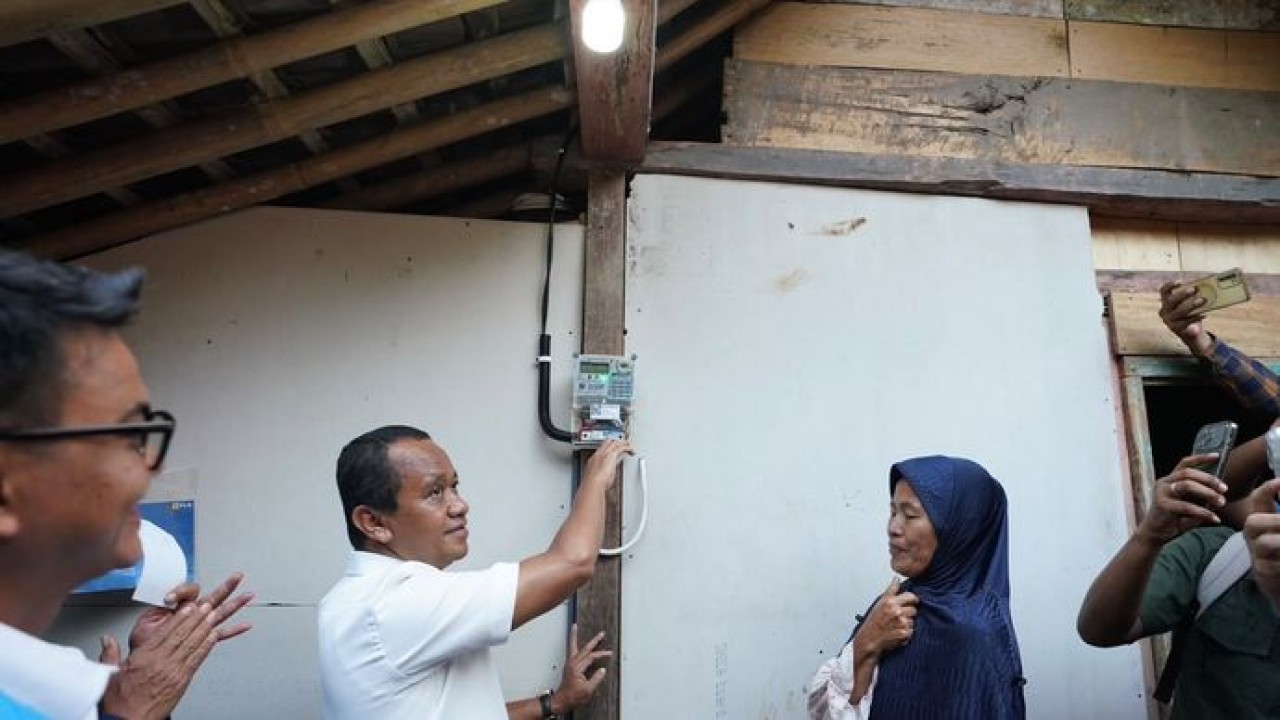 Menteri Energi dan Sumber Daya Mineral (ESDM), Bahlil Lahadalia (kedua dari kiri) saat melakukan penyalaan simbolis listrik di rumah salah satu penerima manfaat Program Bantuan Pasang Baru Listrik (BPBL) 2026 di Desa Hardimulyo, Kecamatan Kaligesing, Kabupaten Purworejo, Jawa Tengah, Jumat (19/6). Pada tahun 2026, pemerintah menargetkan Program BPBL menjangkau 225.000 rumah tangga di seluruh Indonesia, termasuk 24.000 rumah tangga di Provinsi Jawa Tengah. (Istimewa)
