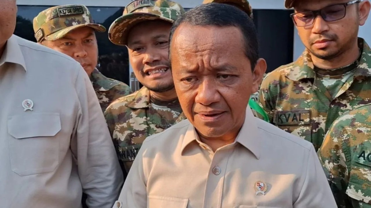 Arsip - Menteri Energi dan Sumber Daya Mineral (ESDM) Bahlil Lahadalia memberi penjelasan kepada waryaean di Magelang, Sabtu (18/4/2026). (ANTARA/Heru Suyitno) (Antara)