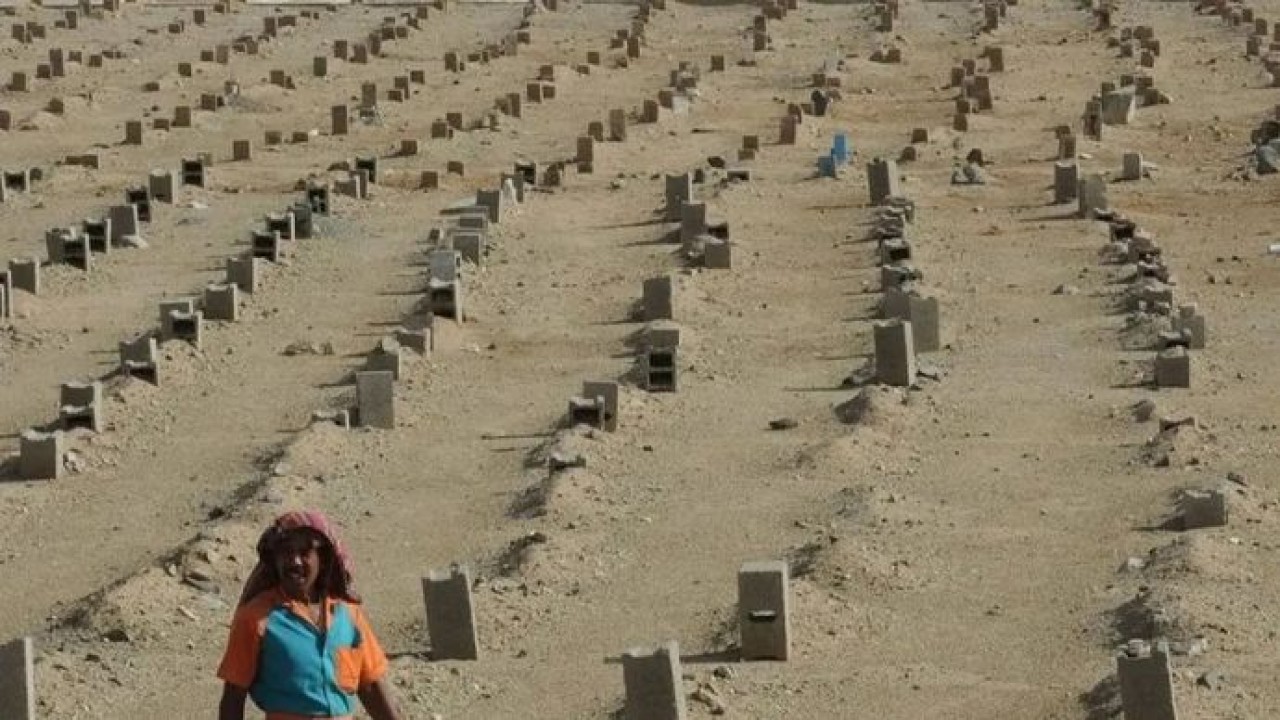 Seorang penjaga makam berjalan di pemakaman jamaah haji yang meninggal di Sharaya, Makkah. (Antara)