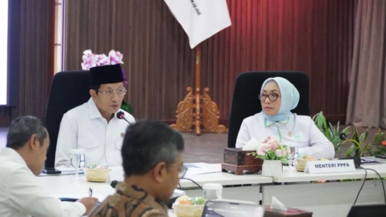 Menteri Agama Nasaruddin Umar (kiri) dan Menteri Pemberdayaan Perempuan dan Perlindungan Anak Arifah Fauzi dalam rapat koordinasi implementasi Peta Jalan Pelindungan Anak di Ranah Dalam Jaringan, di Jakarta. ANTARA/HO-KemenPPPA (Antara)