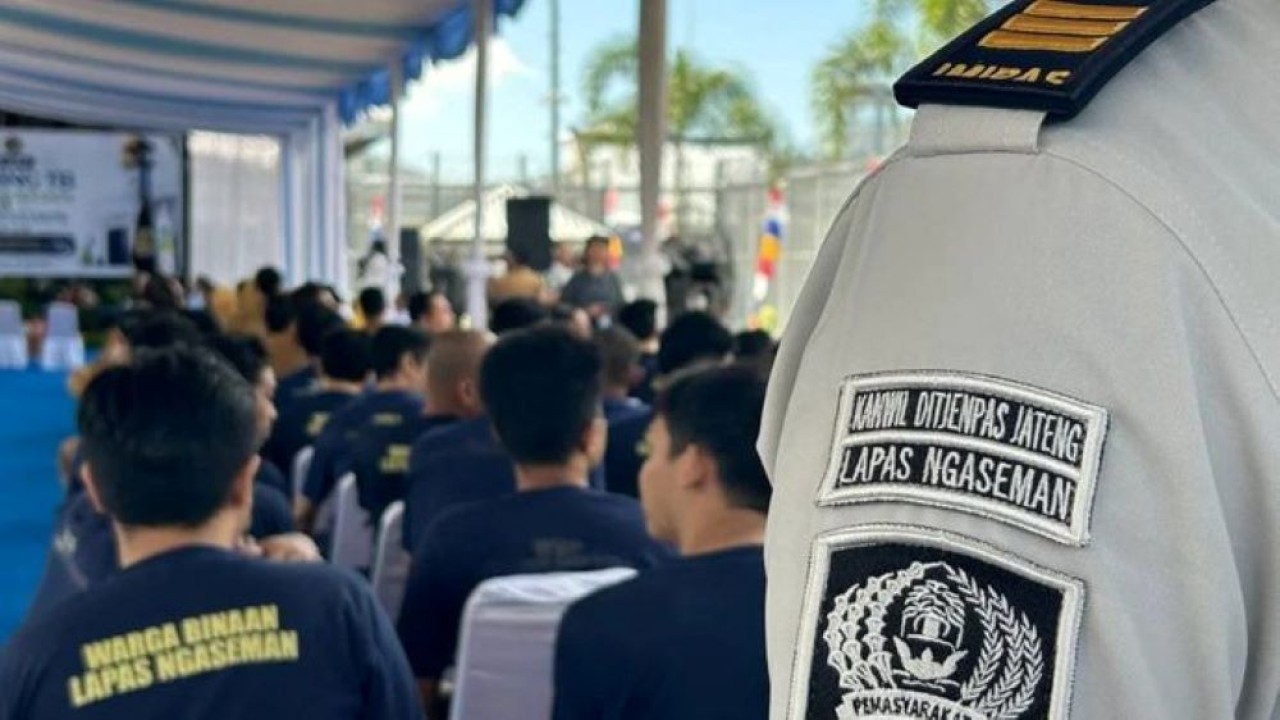 Petugas Lapas Kelas IIA Ngaseman, Nusakambangan, Jawa Tengah, bersiaga menjaga warga binaan yang mengikuti kegiatan kick off nasional skrining tuberculosis, Senin, 29 Juni 2026. (Antara)