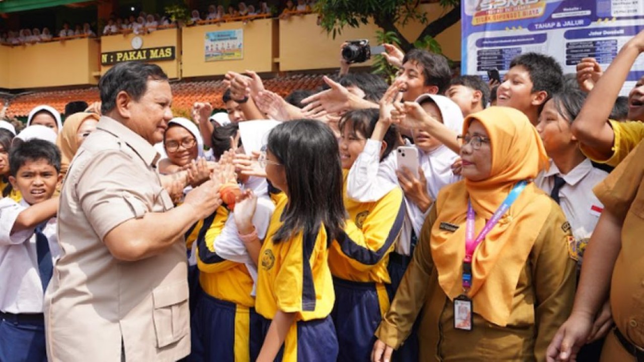 Presiden Prabowo Subianto melakukan kunjungan ke SMPN 111 Jakarta di Palmerah, Jakarta Barat. (Foto: Dok/Istimewa/Bakom)