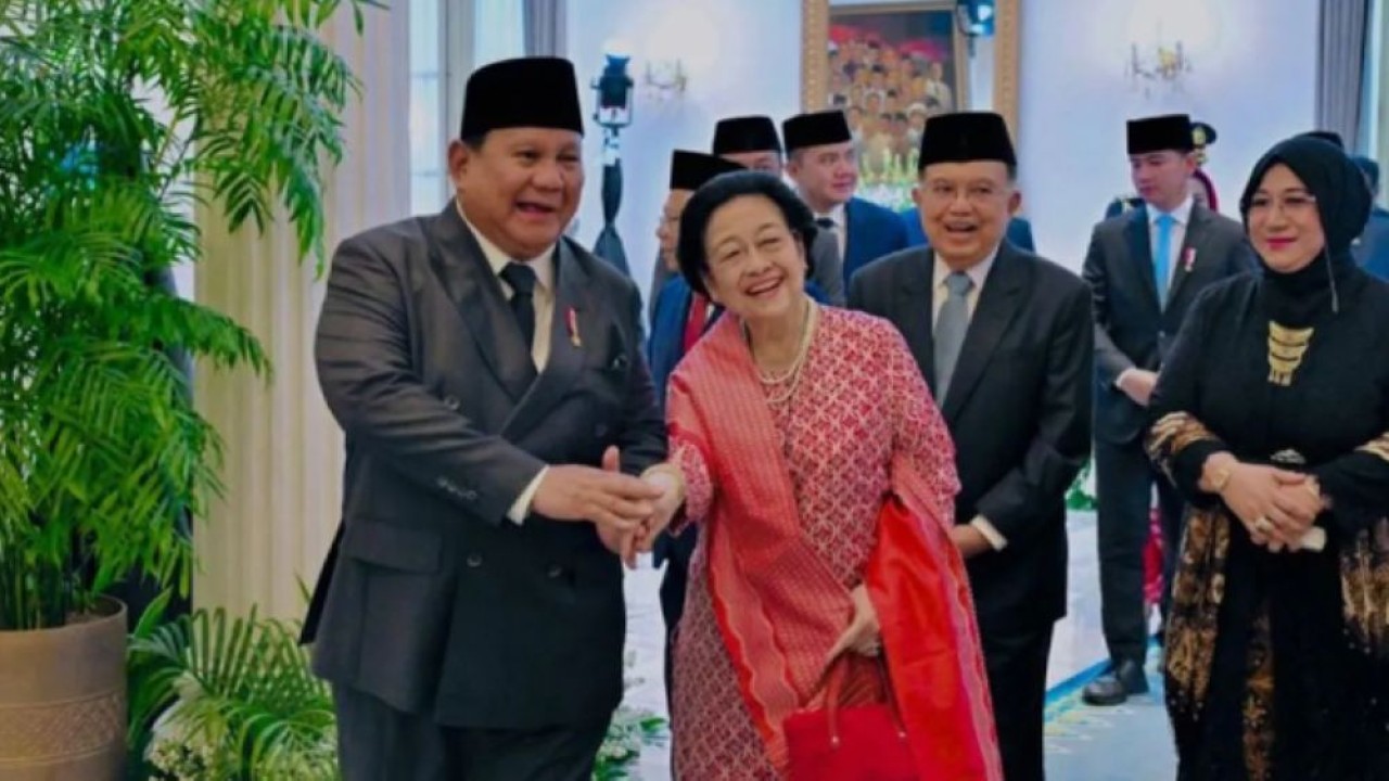 Presiden Prabowo Subianto (kiri) dan Presiden RI ke-5 Megawati Soekarnoputri berbincang usai upacara peringatan Hari Lahir Pancasila di Jakarta, Senin (1/6/2026). (Foto: ANTARA/HO-BPMI Setpres/am)