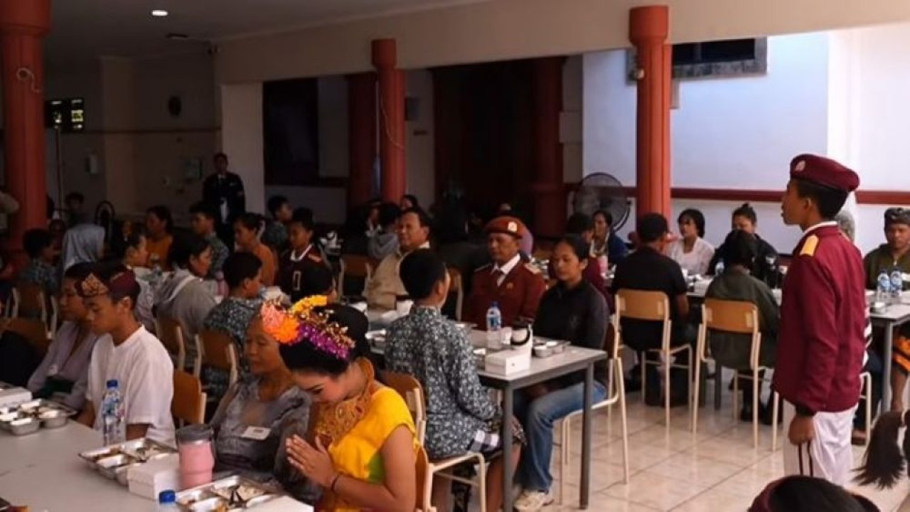 Presiden Prabowo ikut santap MBG di Sekolah Rakyat Menengah Pertama 17 di Tabanan, Bali. (Foto: Tangkapan layar YouTube)