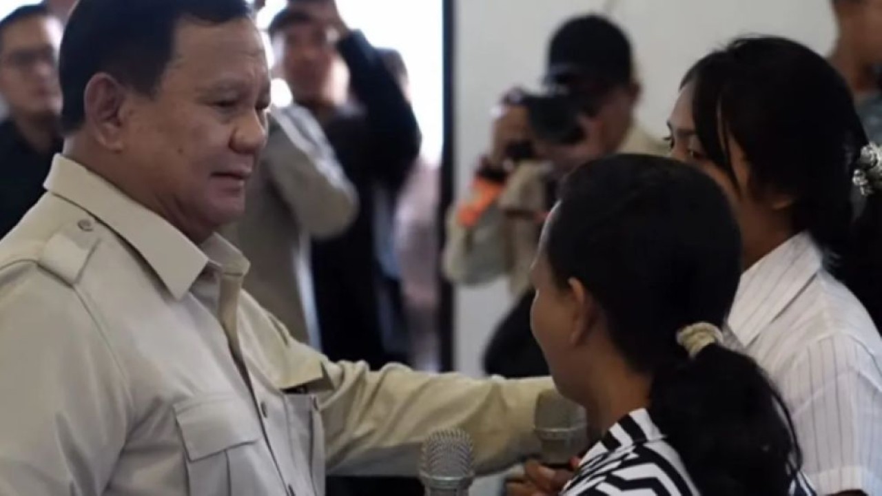 Tangkapan layar - Presiden Prabowo Subianto (kiri) berdialog dengan orang tua dan siswi Sekolah Rakyat Menengah Pertama 17 Tabanan di Bali, Minggu (7/6/2026). (Foto: ANTARA/Prisca Triferna)
