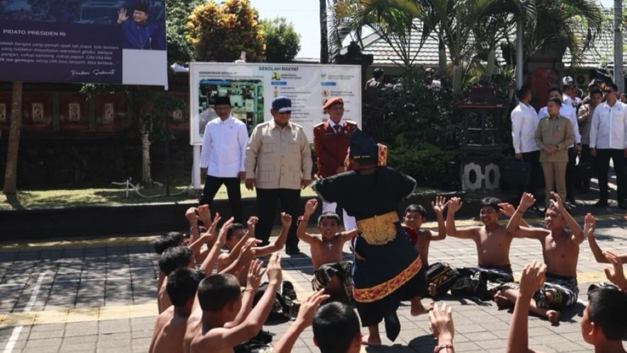 Kedatangan Presiden Prabowo Subianto di Bali disambut hangat dan semarak oleh para siswa dan juga warga sekitar yang sudah menunggu di area sekolah. (Foto: Dok/Istimewa/Bakom RI)