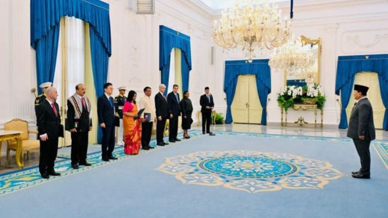 Presiden Prabowo Subianto menerima surat kepercayaan dari delapan duta besar luar biasa dan berkuasa penuh (LBBP) negara sahabat pada Senin, 8 Juni 2026, di Istana Merdeka, Jakarta. (Foto: Sekretariat Presiden)