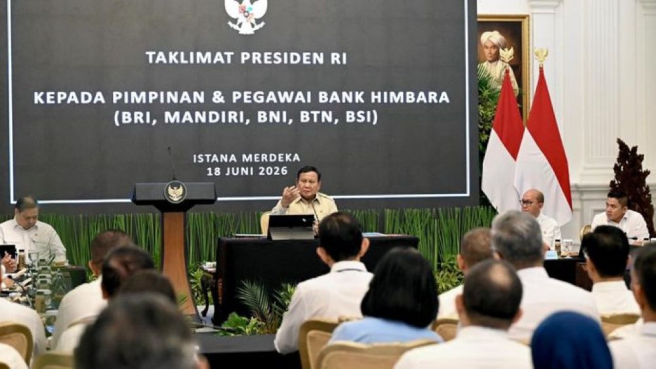 Presiden Prabowo Subianto memberikan sejumlah arahan kepada jajaran direksi dan komisaris bank-bank yang tergabung dalam Himpunan Bank Milik Negara (Himbara). (Foto: Sekretariat Presiden)