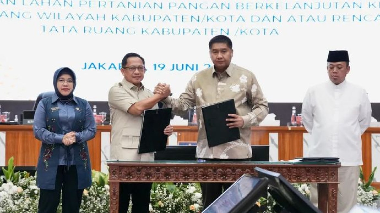 Menteri Dalam Negeri (Mendagri) Muhammad Tito Karnavian (kedua dari kiri) bersama Menteri Perumahan dan Kawasan Permukiman (PKP) Maruarar Sirait (kedua dari kanan) menandatangani Surat Keputusan Bersama (SKB) tentang Dukungan Percepatan Pelaksanaan Program Pembangunan 3 Juta Rumah di Gedung Sasana Bhakti Praja (SBP), Kantor Pusat Kementerian Dalam Negeri (Kemendagri), Jakarta, Jumat, 19 Juni 2026. (Antara)