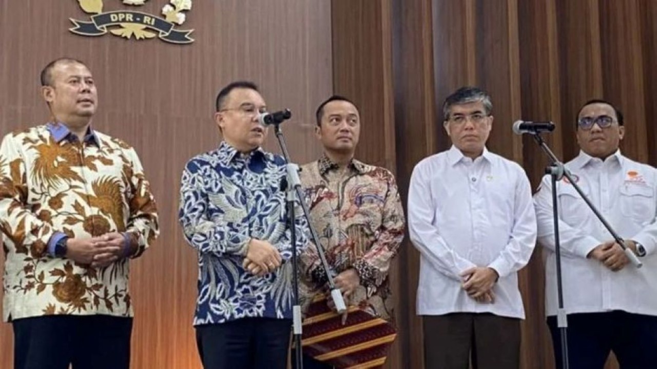Wakil Ketua DPR RI Sufmi Dasco Ahmad (kedua kiri) menyampaikan keterangan kepada pers usai rapat koordinasi Satuan Tugas Mitigasi Pemutusan Hubungan Kerja di Kompleks Parlemen, Jakarta, Jumat, 26 Juni 2026. (Foto: Antara)