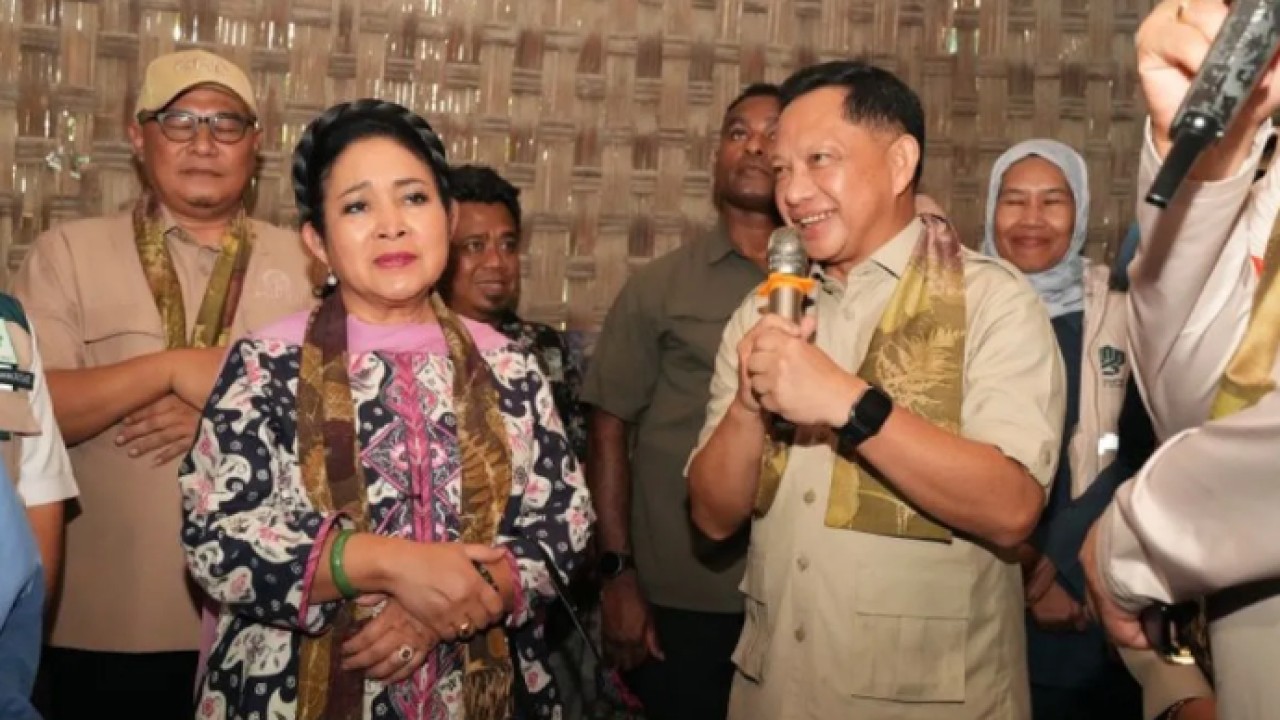 Menteri Dalam Negeri Muhammad Tito Karnavian (kanan) meninjau rumah salah satu penerima Bantuan Stimulan Perumahan Swadaya (BSPS) atau bedah rumah di Kabupaten Bantul, Daerah Istimewa Yogyakarta. ANTARA/HO-Kemendagri. (Antara)