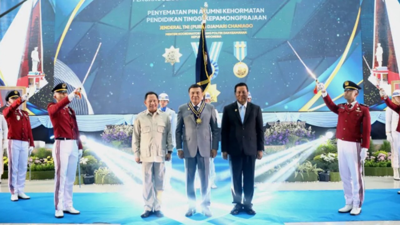 Menteri Dalam Negeri (Mendagri) Muhammad Tito Karnavian (kiri) dalam penganugerahan Kartika Astha Brata Utama dan Alumni Kehormatan Pendidikan Tinggi Kepamongprajaan kepada Menteri Koordinator Bidang Politik dan Keamanan (Menko Polkam) Djamari Chaniago (tengah) yang berlangsung di IPDN, Jawa Barat, Jumat (29/5/2026). (ANTARA/HO-Kemendagri) (Antara)