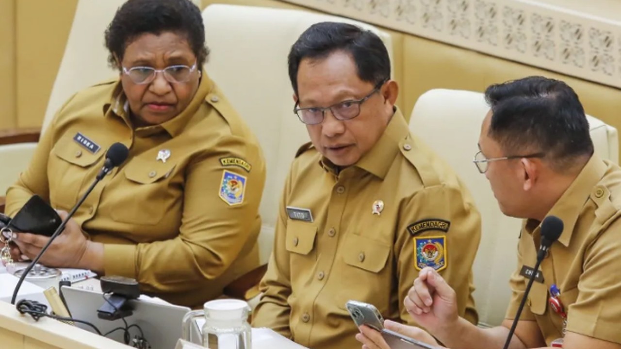 Menteri Dalam Negeri Tito Karnavian (tengah) berbincang dengan Wakil Menteri Dalam Negeri Ribka Haluk (kiri) dan Direktur Jenderal Otonomi Daerah Kemendagri Cheka Virgowansyah (kanan) saat mengikuti rapat kerja dengan Komisi II DPR di Kompleks Parlemen, Senayan, Jakarta, Senin (13/4/2026). Rapat tersebut membahas mengenai Otonomi Khusus Papua, Aceh, dan Keistimewaan D.I. Yogyakarta. ANTARA FOTO/Asprilla Dwi Adha/YU (Antara)