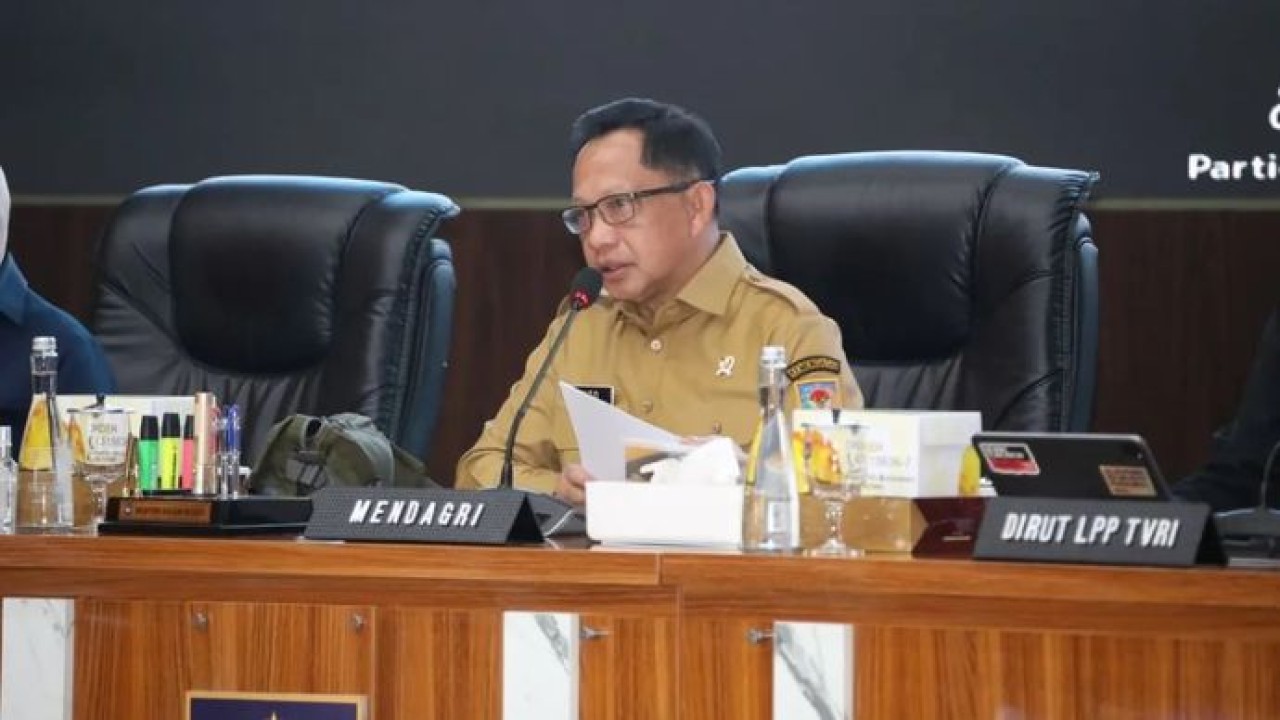 Menteri Dalam Negeri Muhammad Tito Karnavian memimpin Rapat Koordinasi Pengendalian Inflasi Daerah di Gedung Sasana Bhakti Praja (SBP) Kemendagri, Jakarta. (Antara)