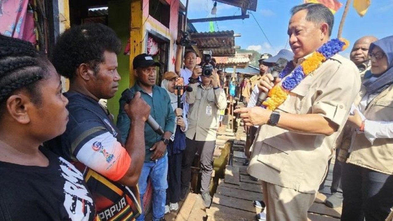Mendagri Tito Karnavian saat berbincang-bincang dengan salah satu masyarakat di Tanjung Ria, Kota Jayapura, Papua, Senin 22 Juni 2026. (Antara)