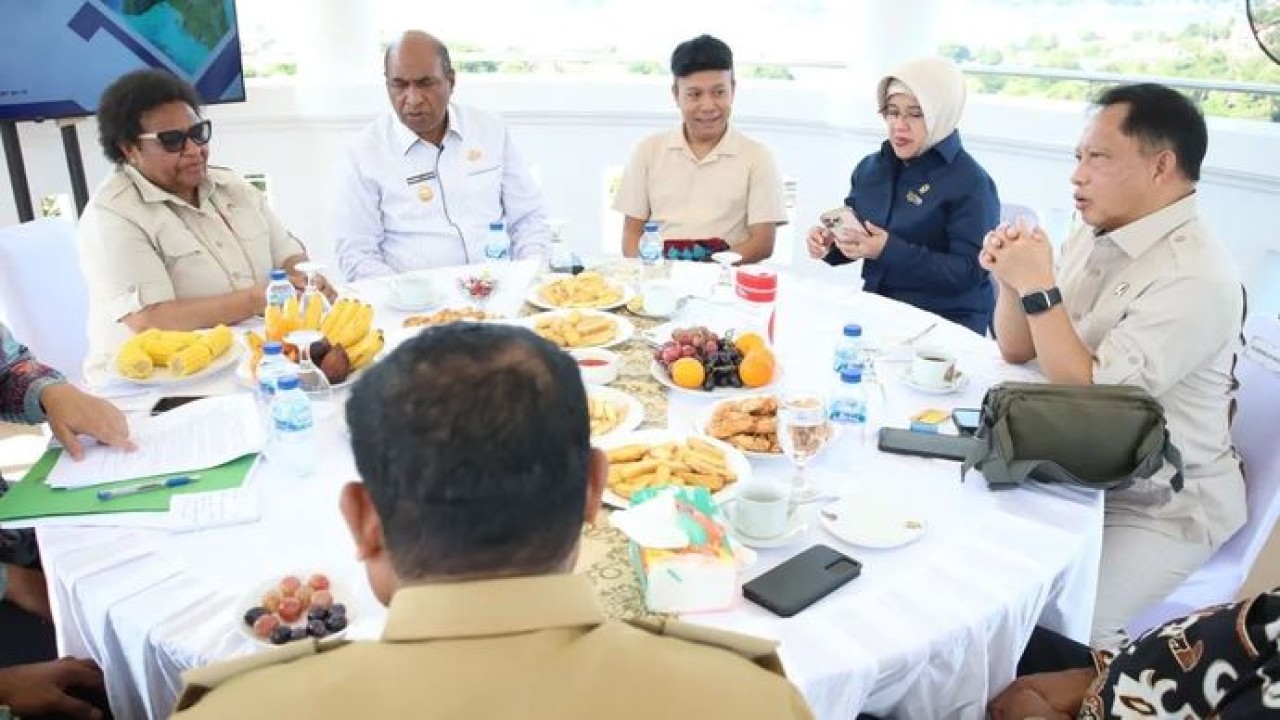 Menteri Dalam Negeri (Mendagri) Muhammad Tito Karnavian (kanan) menggelar pertemuan dengan seluruh gubernur/wakil gubernur se-Tanah Papua di Gedung Negara Papua, Kota Jayapura, Senin, 22 Juni 2026. (Antara)