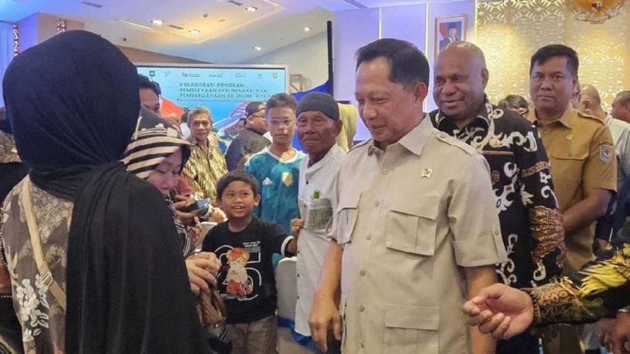 Menteri Dalam Negeri Tito Karnavian saat berbincang-bincang dengan masyarakat bertempat Aula Kantor Gubernur Papua, Kota Jayapura, Senin, 22 Juni 2926. (Antara)
