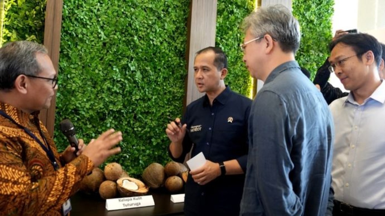 Kunjungan Menteri Transmigrasi untuk hilirisasi Kelapa di Halmahera Utara (Dokumentasi)