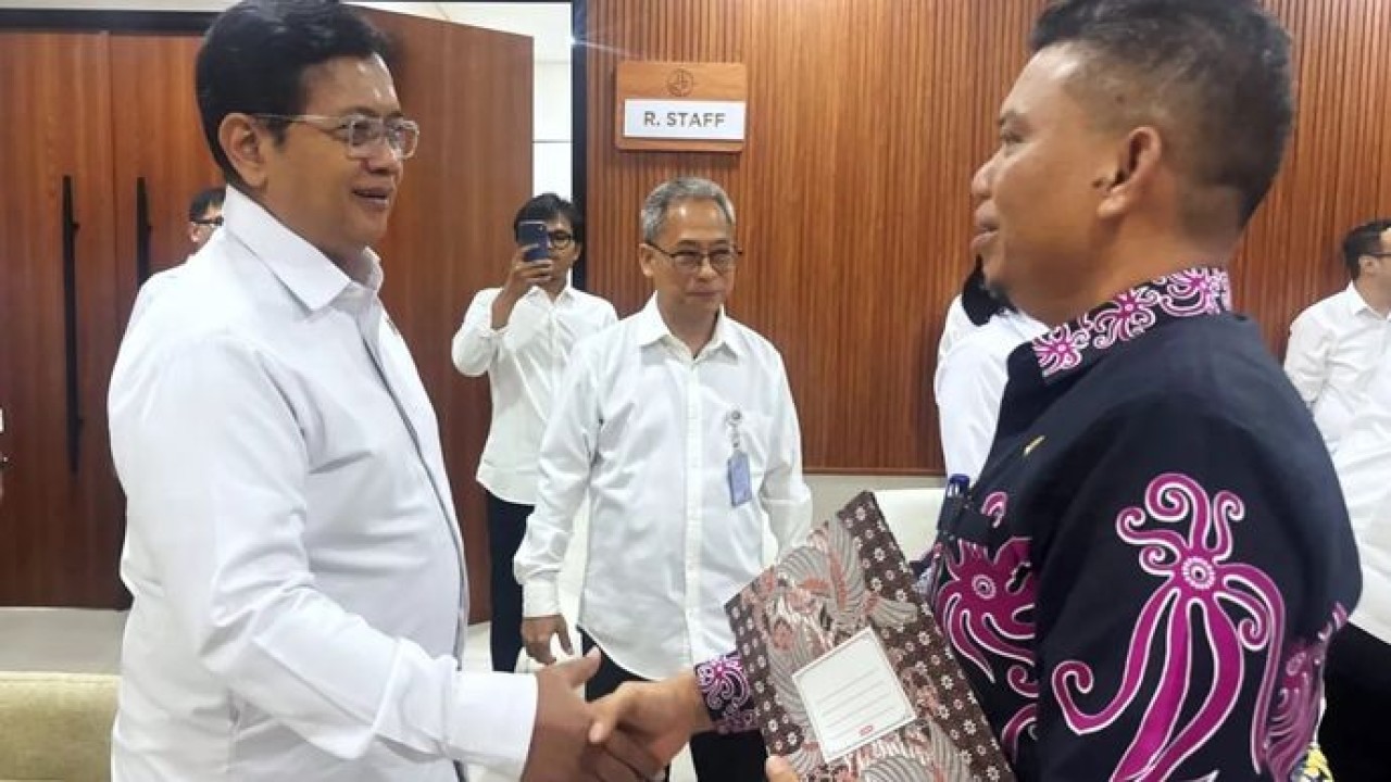 Wakil Bupati (Wabup) Katingan Firdaus (kanan) menemui Wakil Menteri Transmigrasi (Wamentrans) Viva Yoga Mauladi (kiri) di Kompleks Kantor Kementerian Transmigrasi, Jakarta. (Antara)