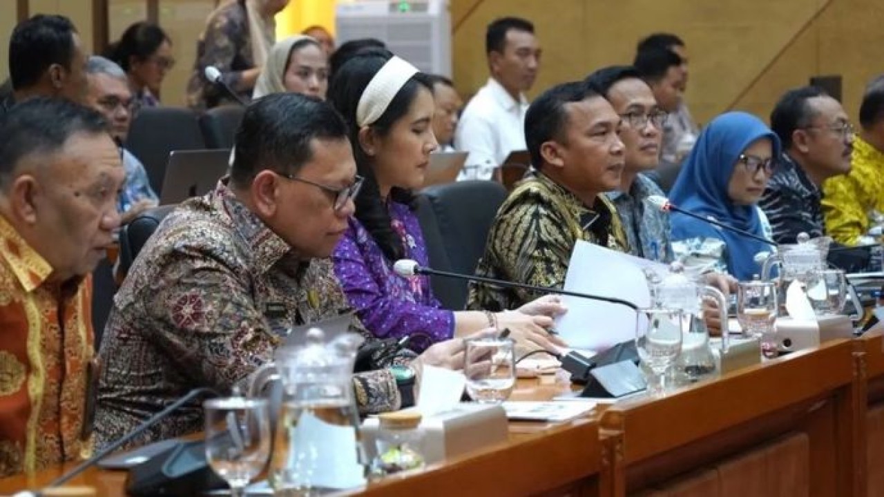 Mendukbangga/Kepala BKKBN Wihaji (depan, empat dari kiri) dalam Rapat Kerja dengan Komisi IX DPR RI. (Antara)