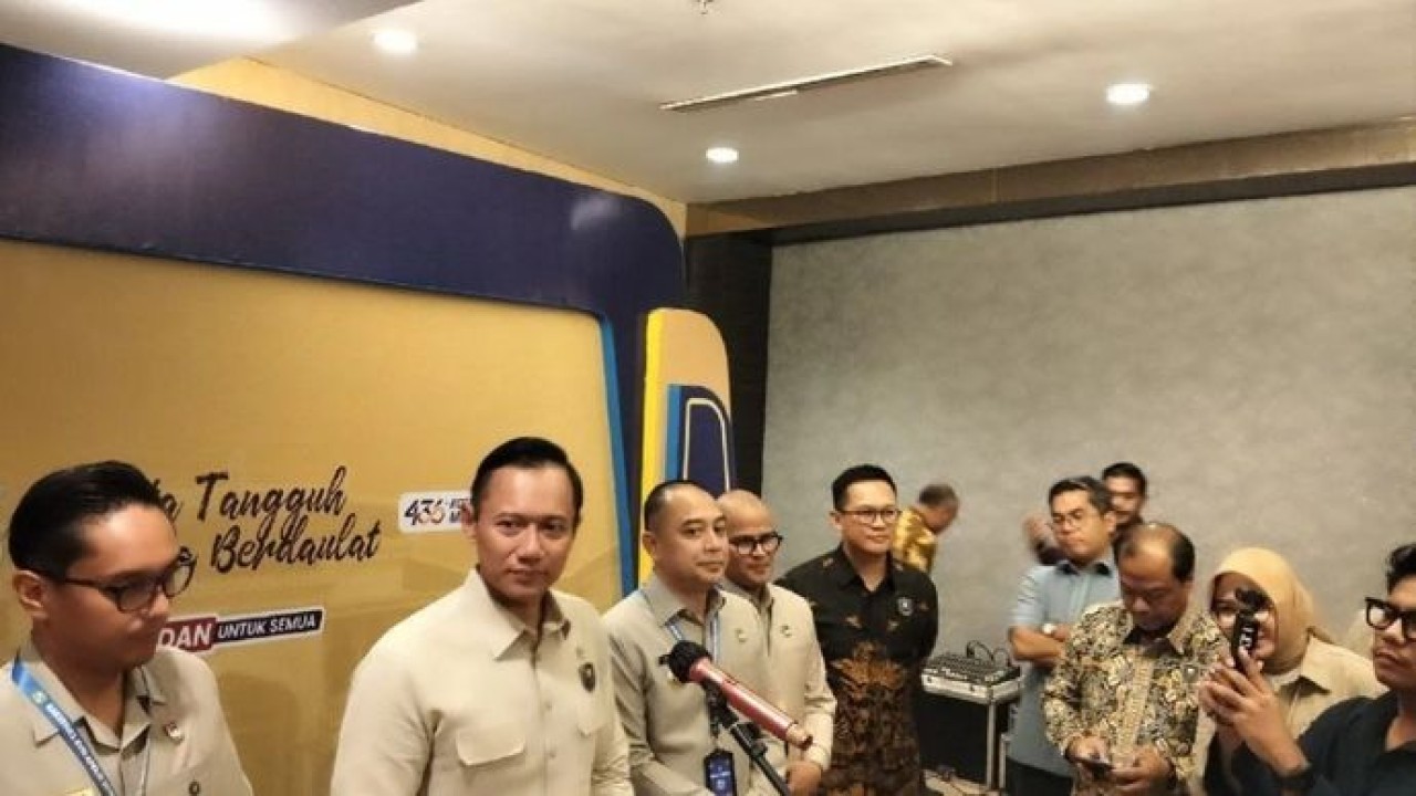 Menteri Koordinator Bidang Infrastruktur dan Pembangunan Kewilayahan Agus Harimurti Yudhoyono usai menutup Rakernas APEKSI ke-XVIII di Kota Medan, Kamis, 2 Juli 2026. (Antara)