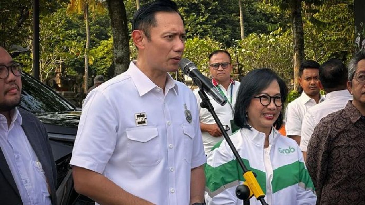 Menteri Koordinator Bidang Infrastruktur dan Pembangunan Kewilayahan Agus Harimurti Yudhoyono (AHY) memberikan paparan pada konferensi pers peluncuran penambahan armada listrik baru Grab di Jakarta, Senin,29 Juni 2026 (Antara)