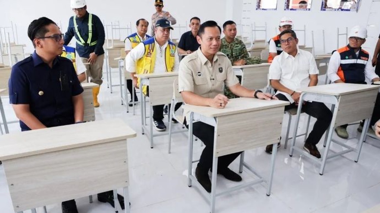 Menteri Koordinator Bidang Infrastruktur dan Pembangunan Kewilayahan Agus Harimurti Yudhoyono meninjau Sekolah Rakyat di Medan, Jumat, 3 Juli 2026. (Antara)