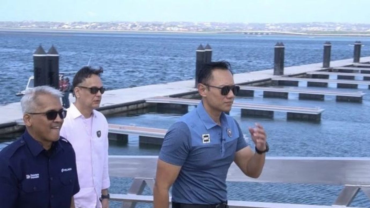 Menteri Koordinator Bidang Infrastruktur dan Pembangunan Kewilayahan Agus Harimurti Yudhoyono (AHY) tinjau pengembangan marina di Pelabuhan Benoa, Denpasar, Selasa, 21 Juli 2026. (Antara)