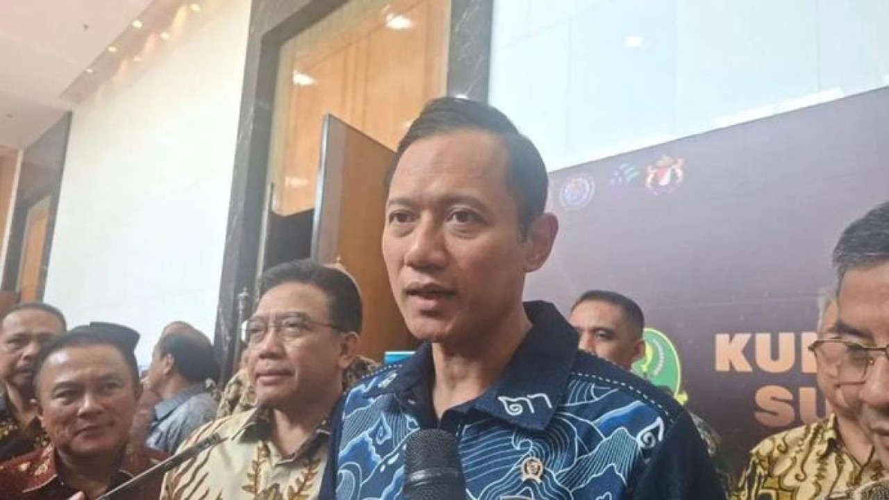Menteri Koordinator Bidang Infrastruktur dan Pembangunan Kewilayahan (Menko IPK) Agus Harimurti Yudhoyono (AHY) menyampaikan keterangan kepada wartawan di Jakarta (Antara)
