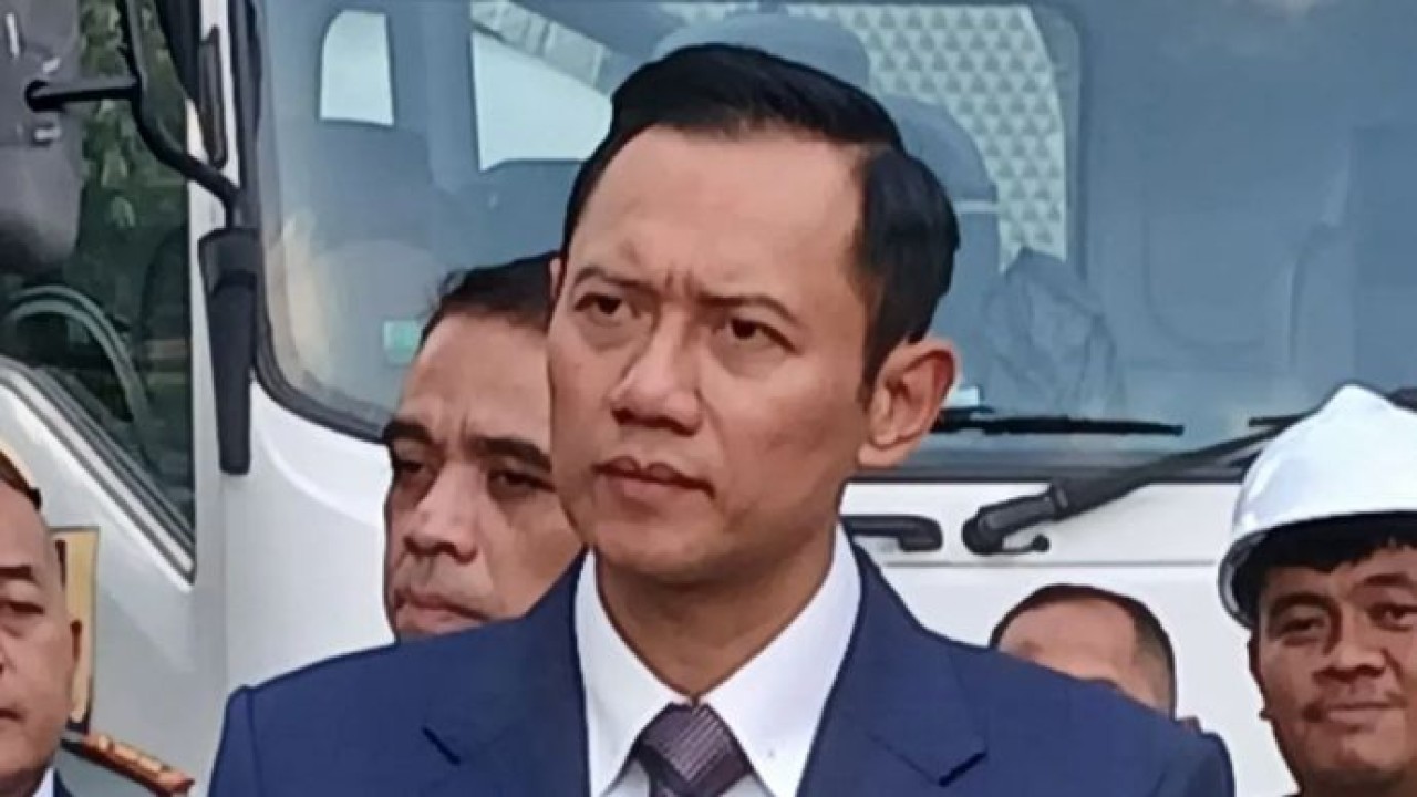 AHY bekali taruna Akmil hadapi tantangan global Menteri Koordinator Bidang Infrastruktur dan Pembangunan Kewilayahan Agus Harimurti Yudhoyono (AHY) memberikan pembekalan kepada Taruna Akademi Militer mengenai tantangan global menjelang pelantikan mereka menjadi perwira TNI Angkatan Darat oleh Presiden Prabowo Subianto. AHY saat memberi penjelasan pada wartawan di Magelang, Sabtu, mengatakan pembekalan tersebut diberikan menjelang pelantikan para taruna sebagai perwira TNI Angkatan Darat oleh Presiden Prabowo Subianto. (Antara)