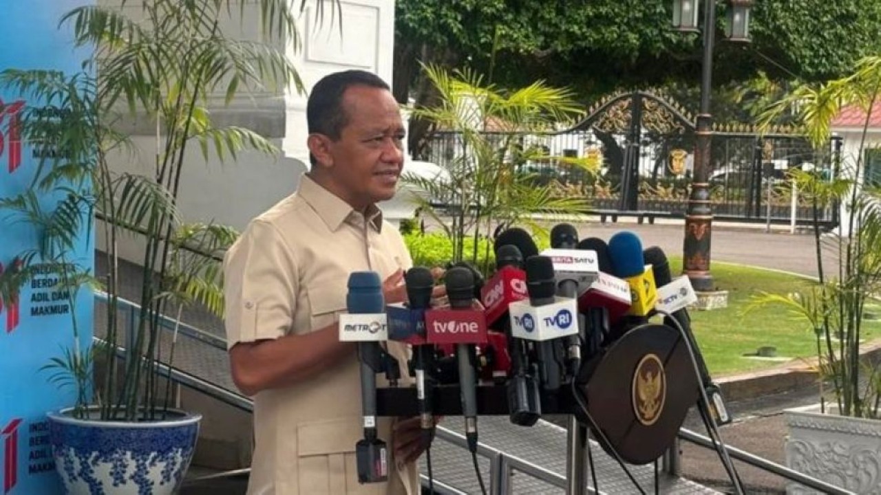 Menteri Energi dan Sumber Daya Mineral (ESDM) Bahlil Lahadalia memberikan keterangan media usai menghadiri rapat terbatas bersama Presiden Prabowo Subianto di Kompleks Istana Kepresidenan, Jakarta, Selasa, 28 Juli 2026. (Foto: Antara)