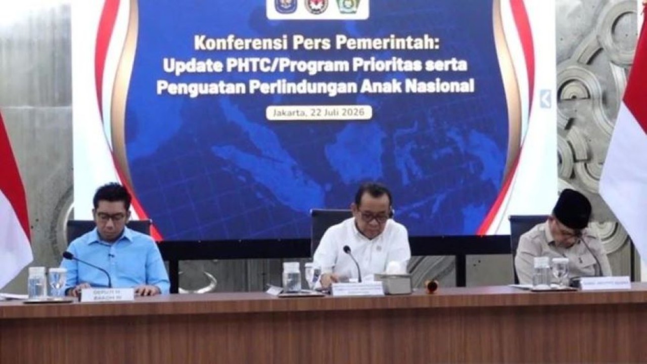 Deputi Bidang Kemitraan dan Hubungan Media Bakom RI Kurnia Ramadhana (kiri), Menko PMK Pratikno (tengah), dan Wamenag Romo Muhammad Syafii dalam konferensi pers di Jakarta (Antara)