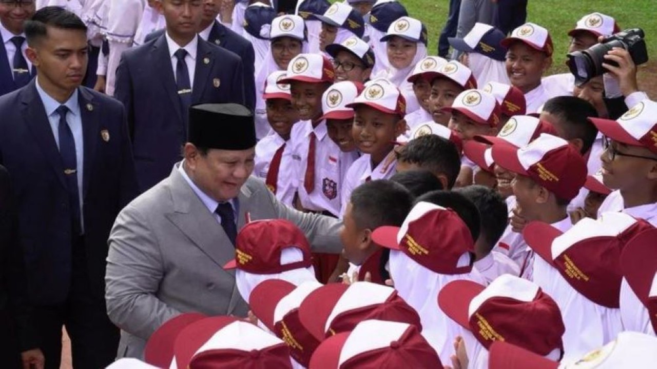 Presiden Prabowo Subianto (dua kiri) menyalami anak-anak sekolah di sekitar Lubang Buaya yang mengikuti rangkaian upacara Hari Kesaktian Pancasila di Monumen Pancasila Sakti, Lubang Buaya, Jakarta, Rabu 1 Oktober 2025. ANTARA/HO-Tim Media Presiden Pr (Antara)